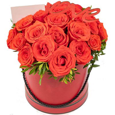 Красные розы в шляпной коробке «Алая страсть»