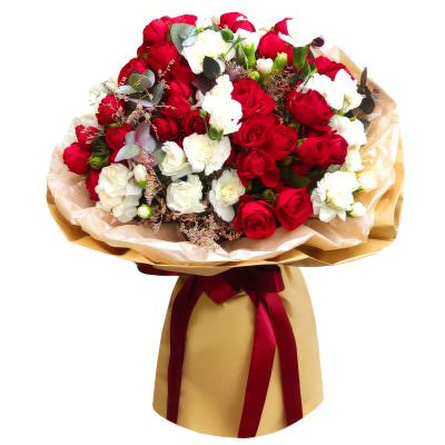 Букет из красных и белых роз «Праздничное очарование»
